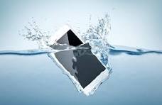 Téléphone tombé dans l’eau : que faire ? Astuces pour sauver son smartphone